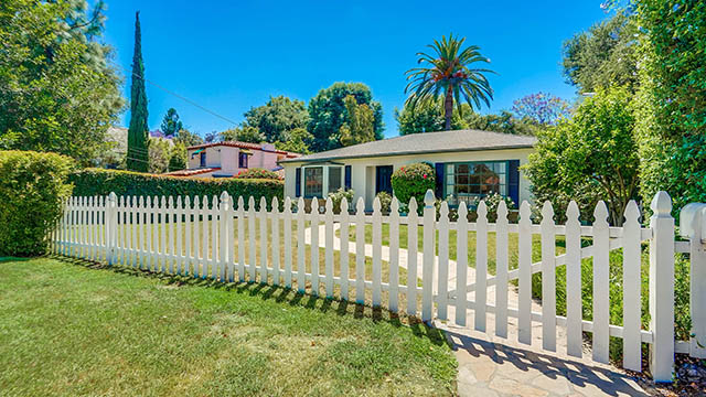 White Picket Fence - Front Yard