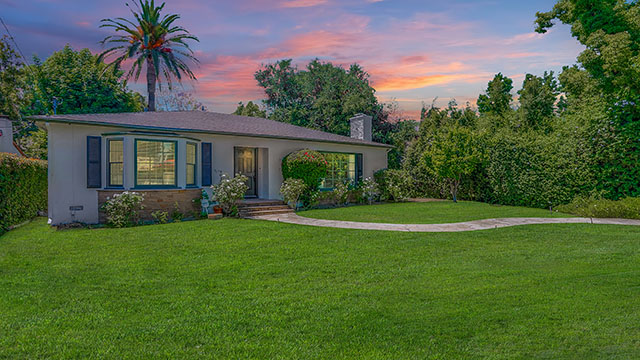 White Picket Fence - Front Yard