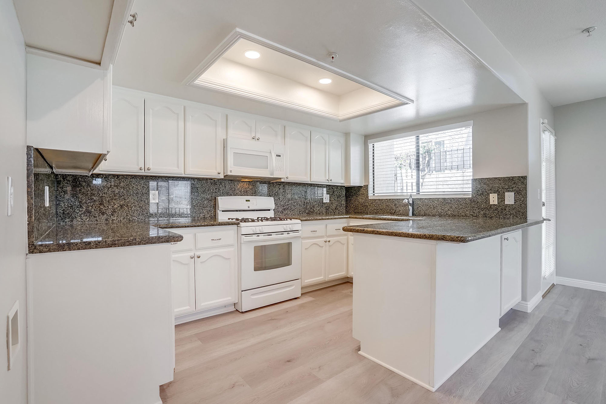 Kitchen with Breakfast Bar